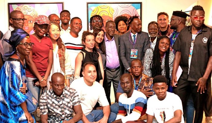 Artistes et participants réunis autour de la BINA.