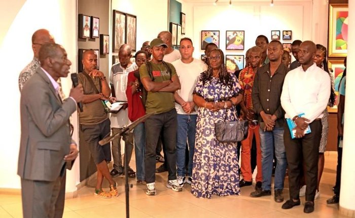 Visiteurs et participants réunis dans une galerie.